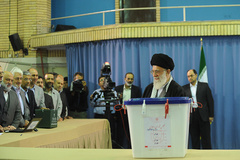 حضور مقام معظم رهبری در پای صندوق دومین مرحله از نهمین دوره انتخابات مجلس شورای اسلامی